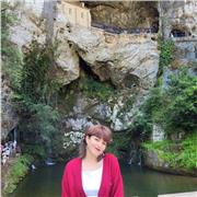 Graduada en Historia, profesora de ESO y Bachillerato, para dar refuerzo en Historia, Historia del Arte y Geografía, útil y amena